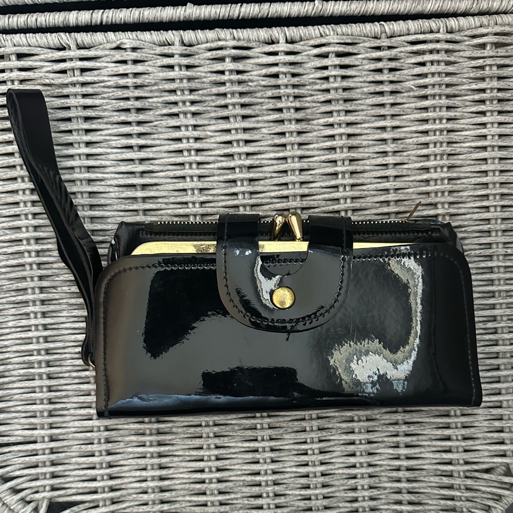 GUC Black Patent Leather Women's Clutch